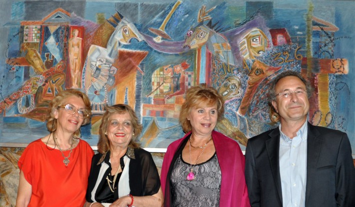 Η Αμαλία μπροστά στο ζωγραφικό έργο της μαζί με τη Ράνια Βισβάρδη, τη Zipora Gur και τον Ηλία Φρεζή