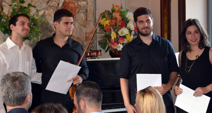 Οι βιολονίστες Ιωάννης, Γεωργία, Νίκος Παϊβανάς με τον πιανίστα Βασίλη Ναθαναήλ