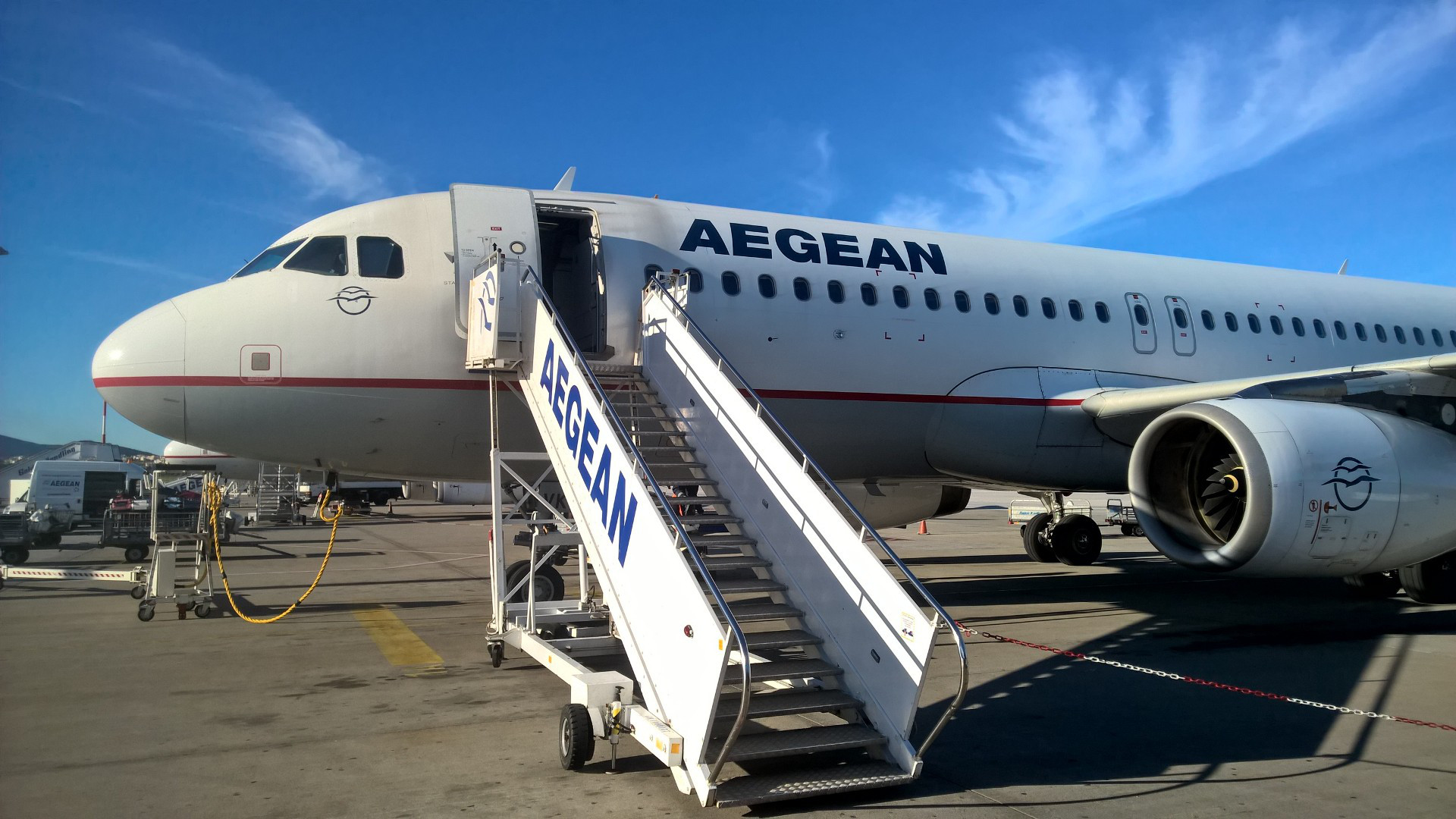 Ближайший самолет. Aegean Airlines самолеты. Греческие авиалинии Aegean. Эгейские авиалинии Аэробус а320. Авиакомпания Эйджен Греция.